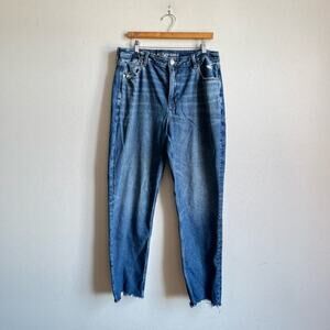 AMERICAN EAGLE Strigid Distressed Mom Jeans